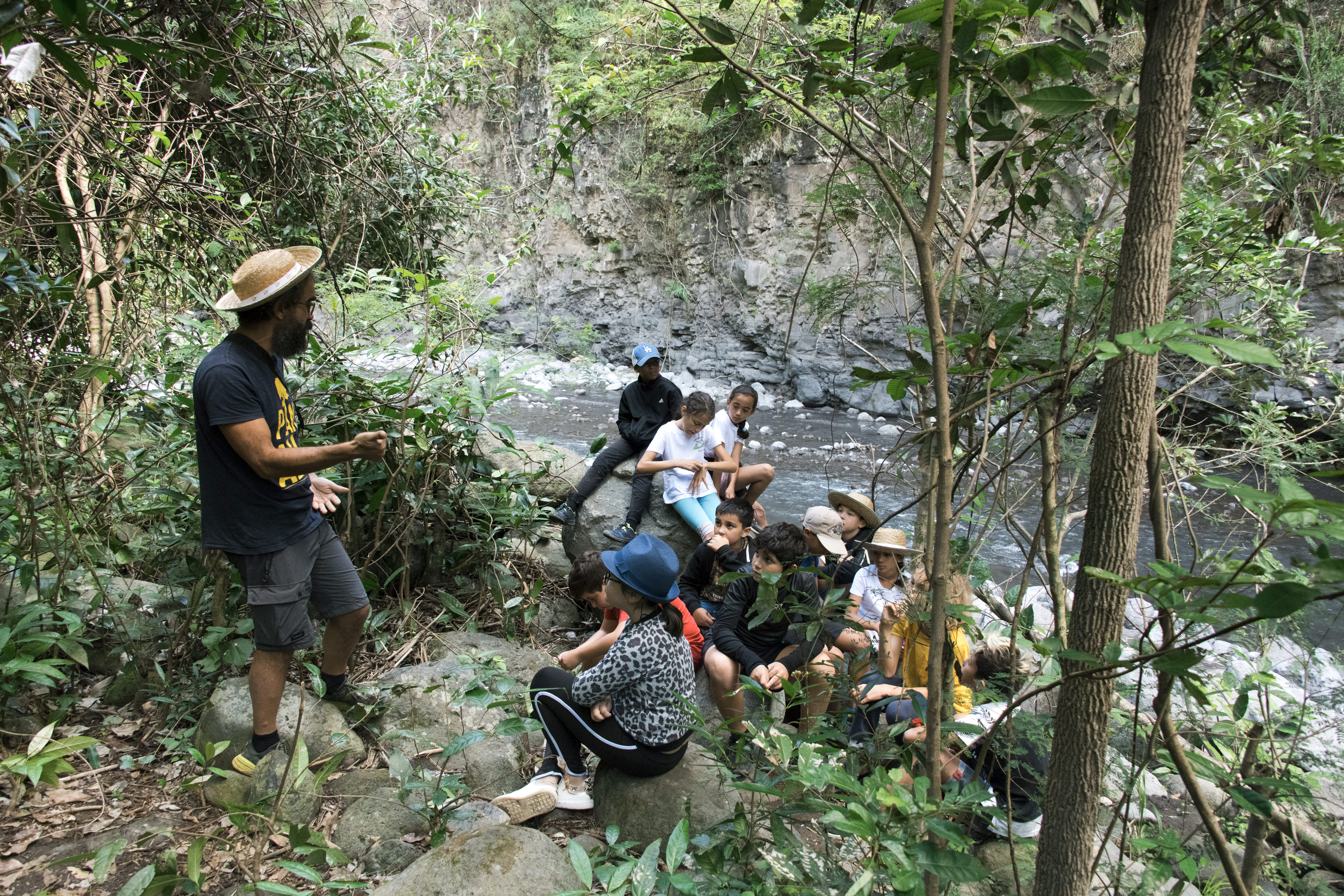 La classe de l'école des Alizés passe le flambeau aux CM1 en leur montrant leur Aire éducative terrestre du Bras de la Plaine - La Réunion © Céline Lecomte