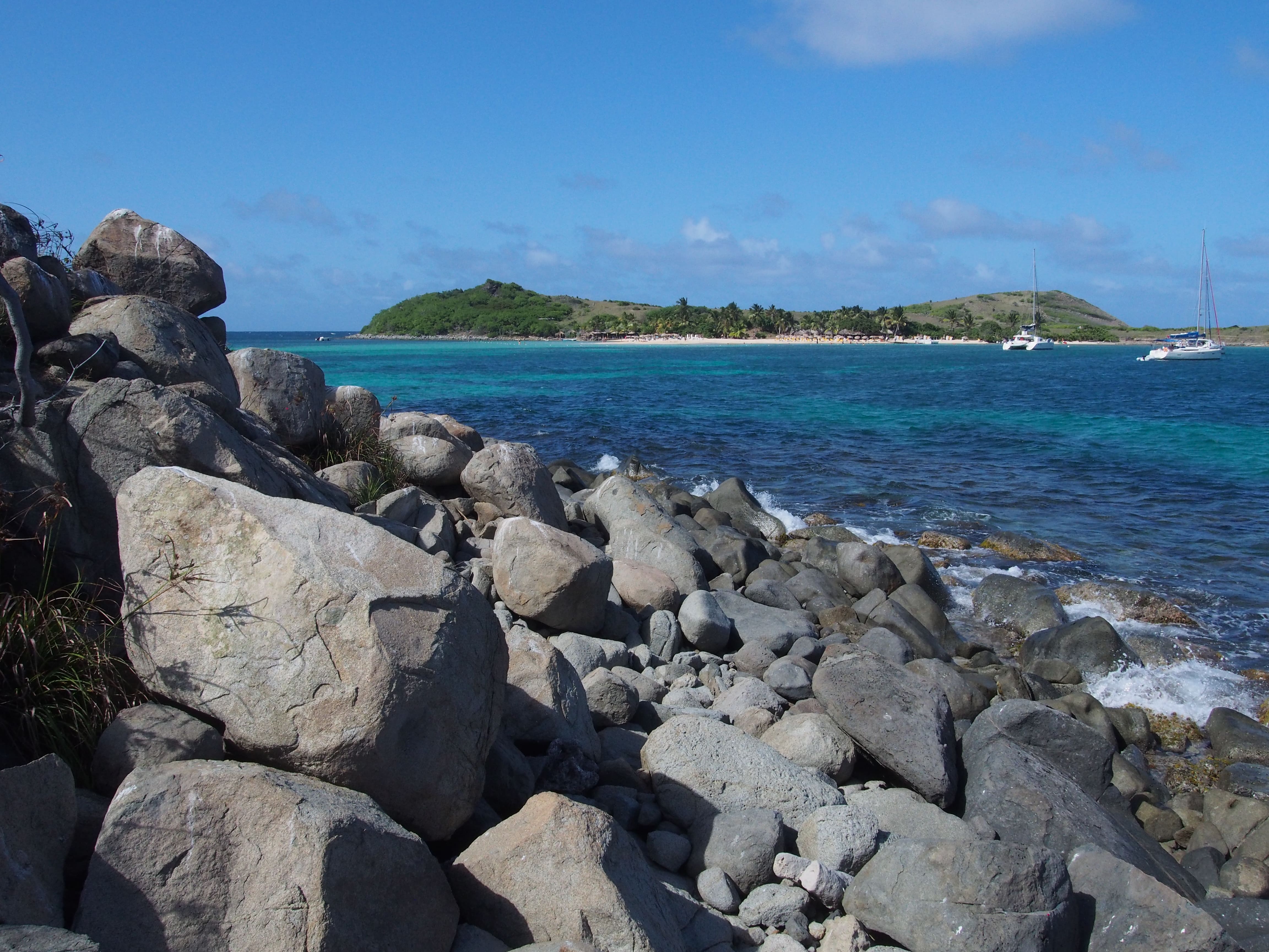 Vue sur l'îlet Pinel depuis Saint-Martin © Réserve naturelle nationale de Saint-Martin