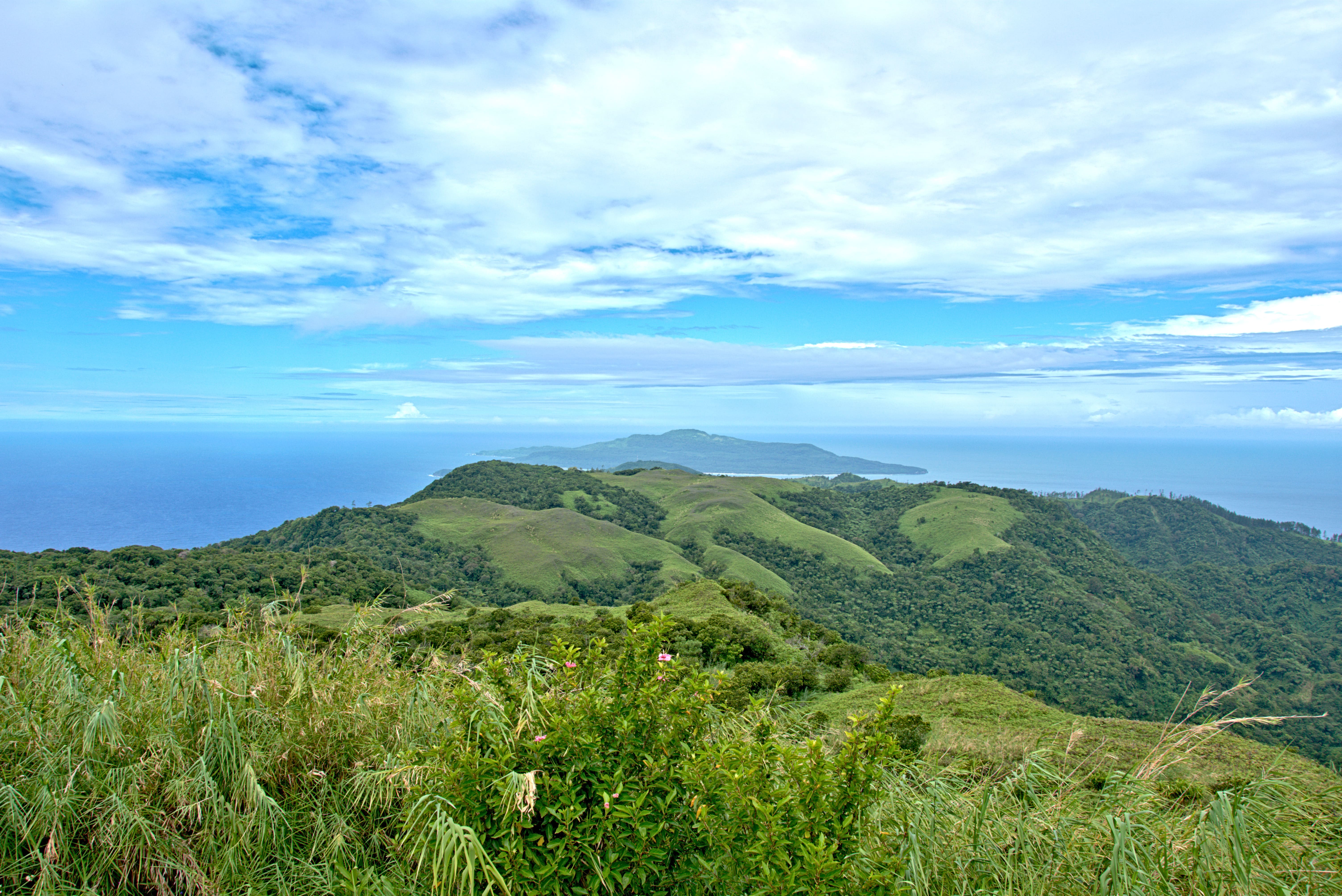 Vue sur Alofi depuis Futuna © Tristan Berr