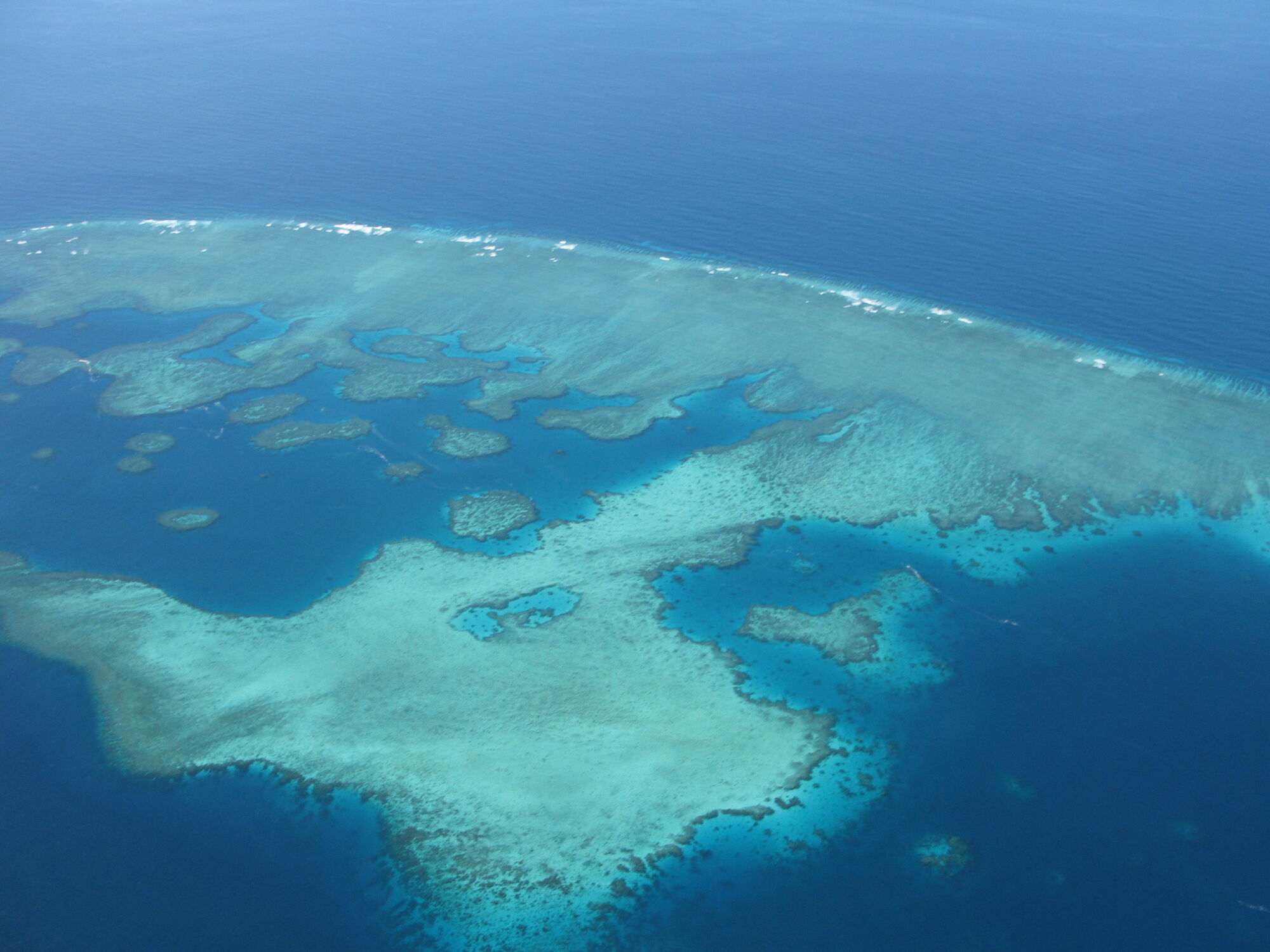 Vue aérienne du lagon et de la barrière récifale © Alexandra Gigou / Office français de la biodiversité