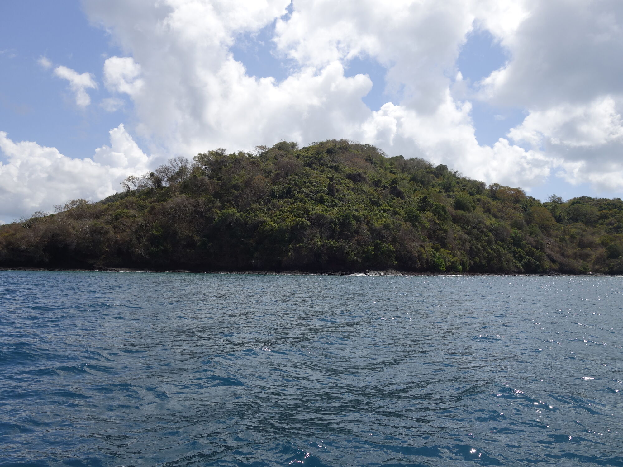 Vue sur l'îlot M'Bouzi © Paul Giannasi / Office français de la biodiversité