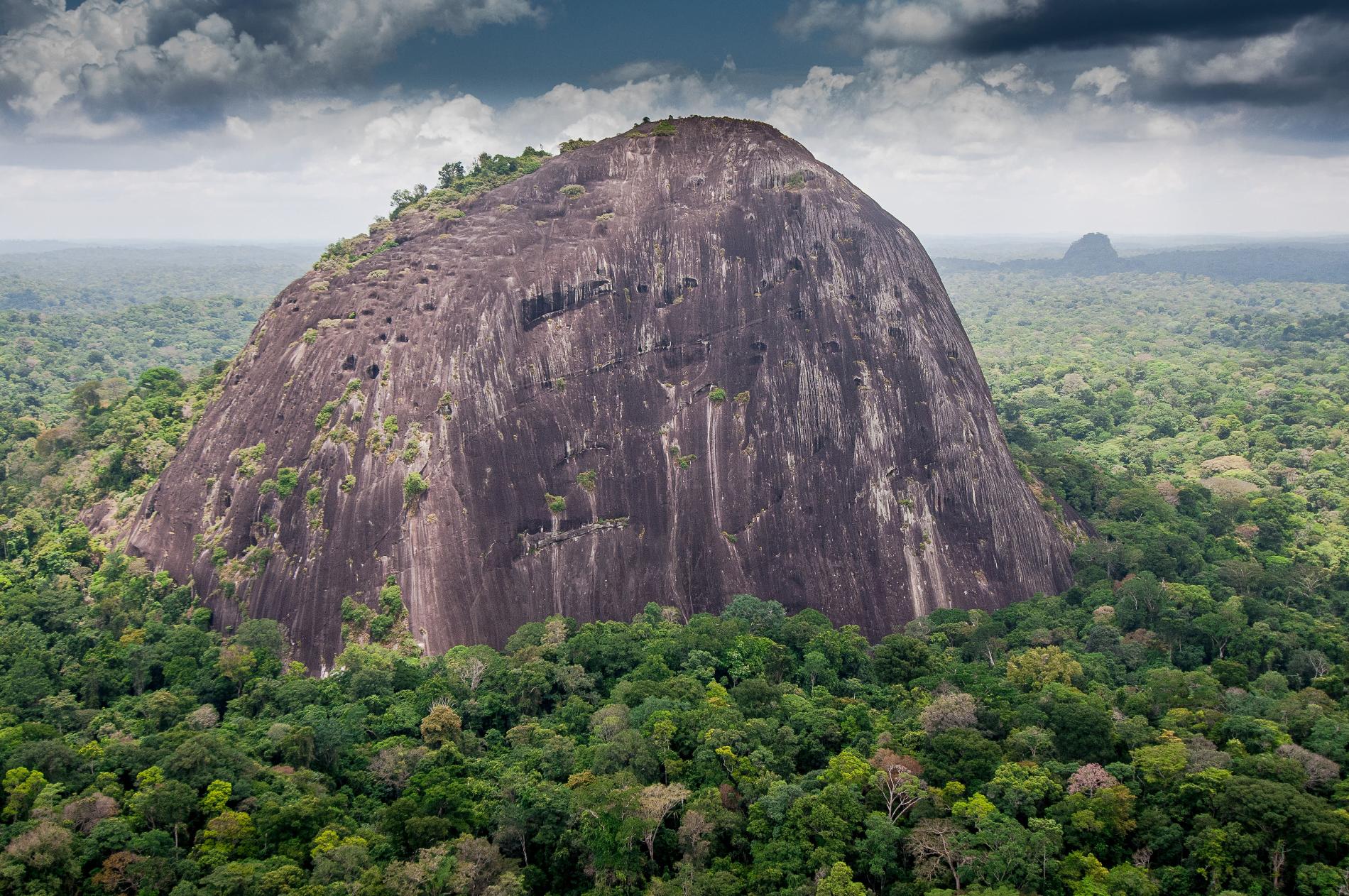 Inselberg de la roche Koutou © Olivier Tostain - 97px