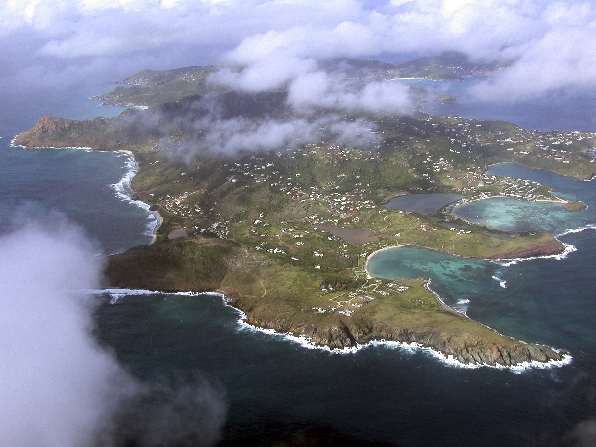 L’île de Saint-Barthélemy vue du ciel © Franck Mazéas