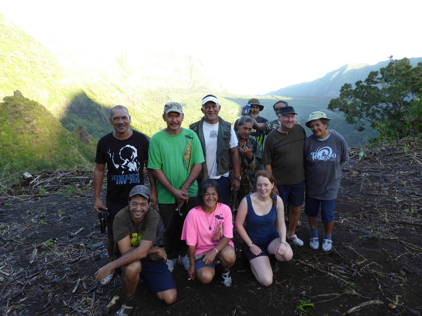 Une partie de l’équipe sur le terrain © Jean-Yves Hiro Meyer – Délégation à la Recherche de Polynésie française