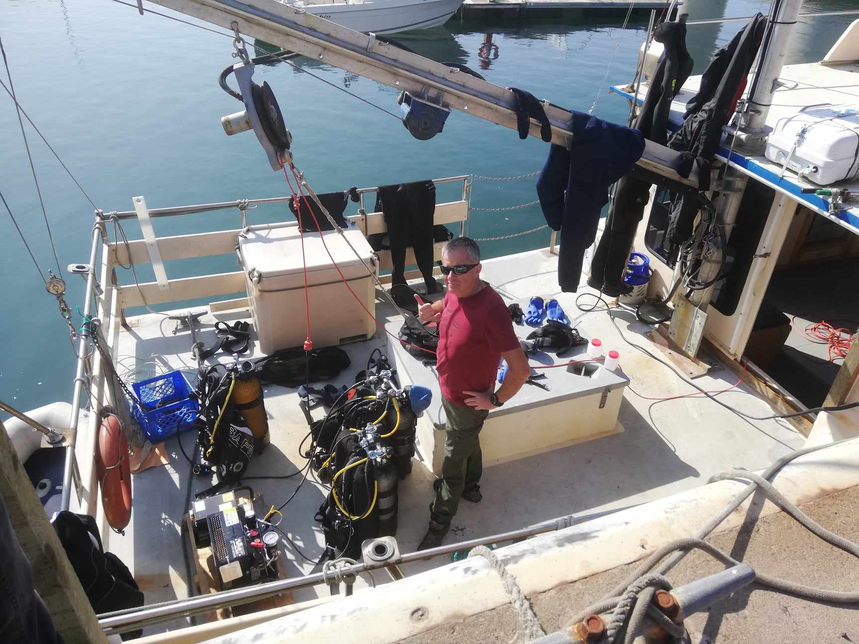 Erwan Amice sur le pont arrière du Simonaud avant un départ en plongée pour observer les habitats marins jusqu’à une profondeur de 30 m © Salomé Andres