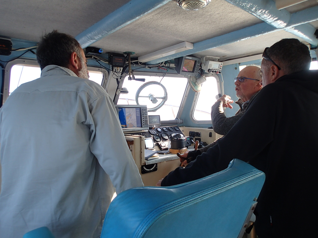 Discussions avec Simon Detcheverry (propriétaire et pilote du bateau) pour la sélection des sites de plongée à privilégier © Salomé Andres