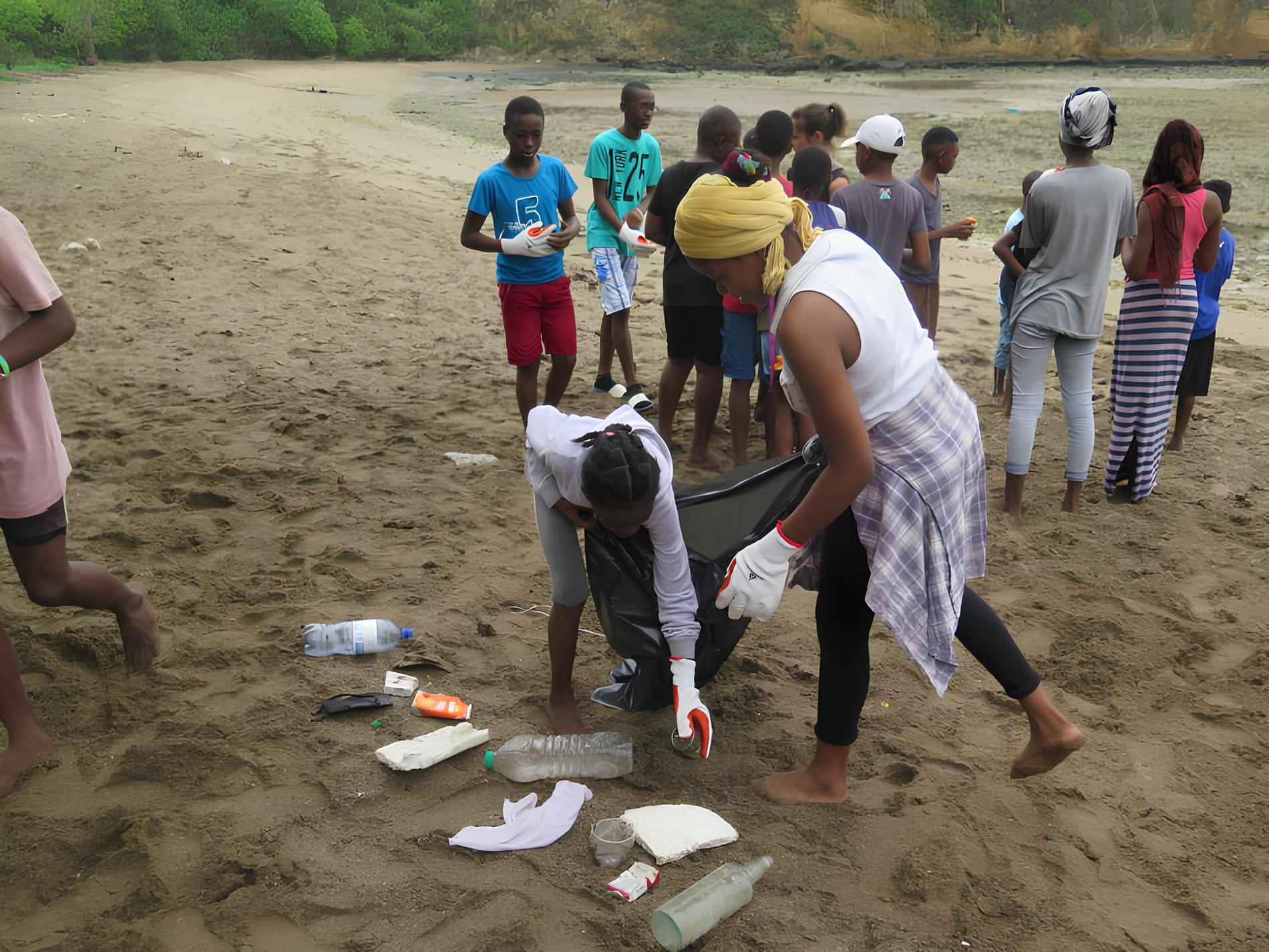 Sensibilisation des scolaires à la plage de Moya, Mayotte © Corentin Chapron OFB