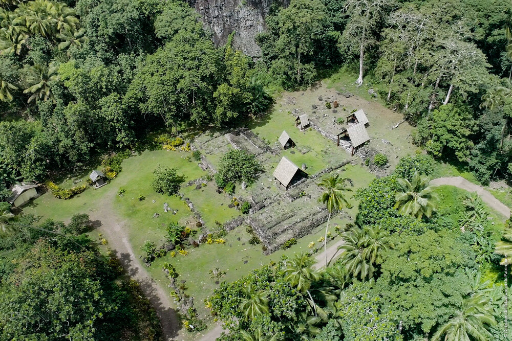 Hiva Oa, vue aérienne du meàe Ìipona, vallée de Puamau © Direction de la culture et du patrimoine