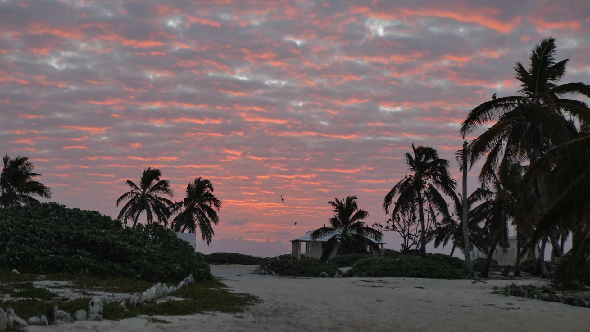 Vue de la Case Malgache, le bâtiment dortoir, au coucher du soleil © Léna Margueron - TAAF